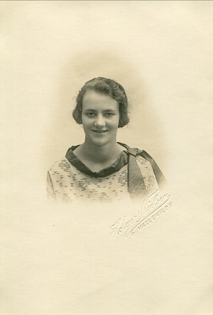 Astrid Sønderskov Poulsen - Sommer 1927 (B12788)