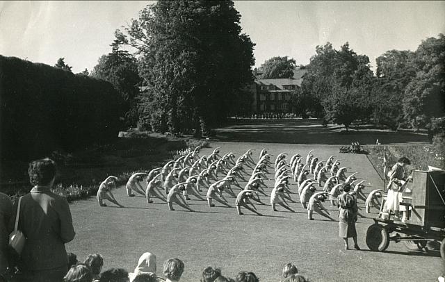 Gymnastikopvisning for egnens beboere - 1954 (B13484)