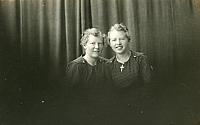Margrethe & Astrid Krarup - Sommer 1920 (B11558)