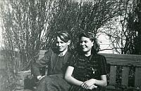 Karen & Vagn - Ca. 1945 (B13280)